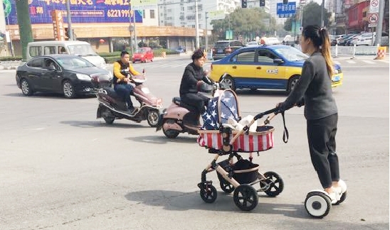 脚踩平衡车手推婴儿车如此潮妈要不得