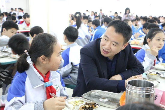 乐清中小学推行"校长陪餐"制度 同桌吃饭,能否吃得更放心?