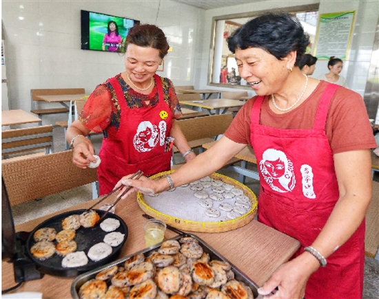 黄瀚摄"当家媳妇"掌勺做菜,黄发垂髫怡然自乐,这是翁垟街道河西文化